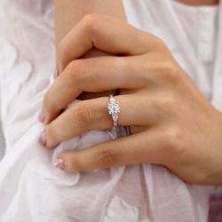 Женское кольцо из желтого золота с муассанитом
