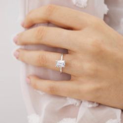 Помолвочное кольцо из белого золота с муассанитом