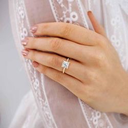 Помолвочное кольцо из желтого золота с муассанитом
