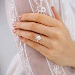 Помолвочное кольцо из белого золота с муассанитом