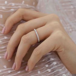 Кольцо из белого золота с муассанитами